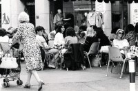 Image of sheet 19830200 photo 19: Strassenszenen Leute sitzen im Café. Bellevue Night Club Mascotte. ABM Cinema corso. Goethestrasse Göthestrasse Zürich 1983 √
