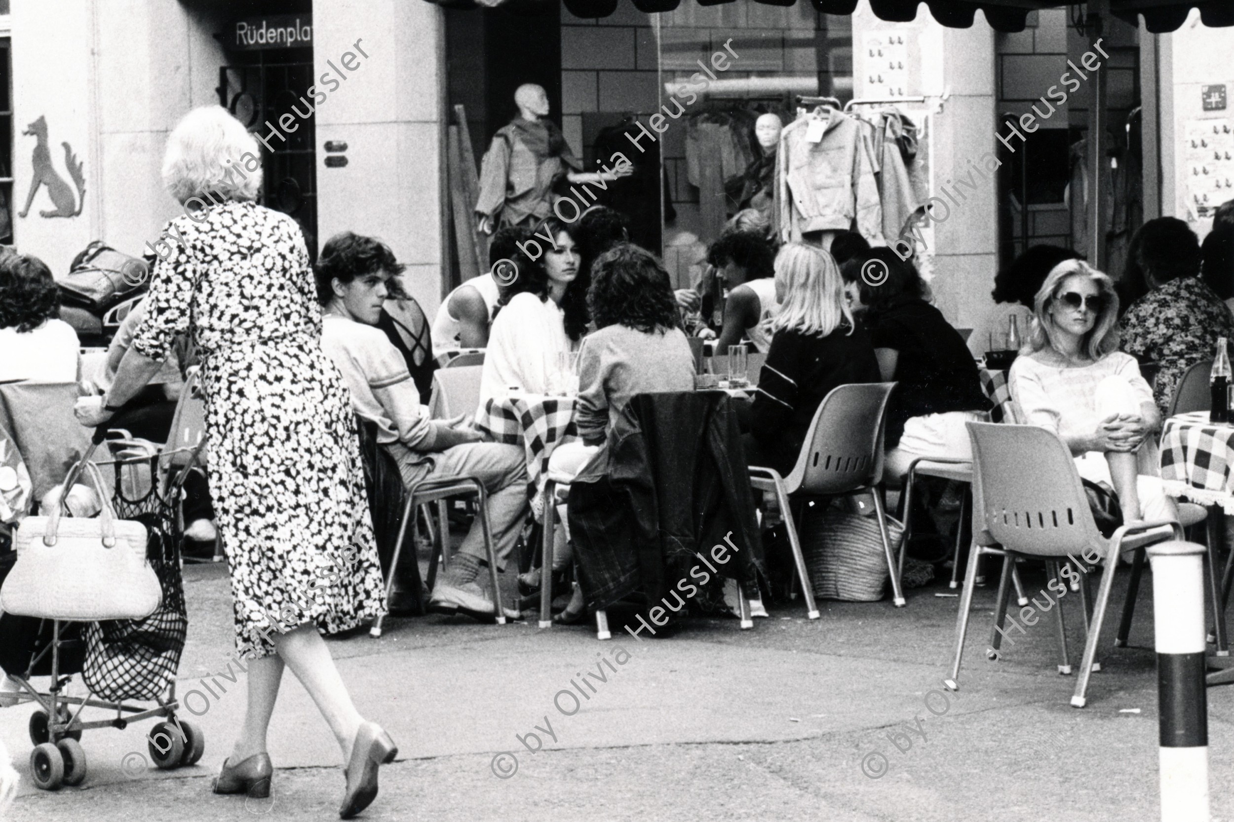 Image of sheet 19830200 photo 19: Strassenszenen Leute sitzen im Café. Bellevue Night Club Mascotte. ABM Cinema corso. Goethestrasse Göthestrasse Zürich 1983 √
