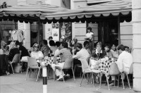 Image of sheet 19830200 photo 20: Walter's Head Shop. Utensilien Kokain. Löffel. Strassenszenen Leute sitzen im Café. Bellevue Night Club Mascotte. ABM Cinema corso. Goethestrasse Göthestrasse Mädchen sitzt am Fenster Lunch-checks
Plakat für den Frieden gegen Flugmeeting. Kind Mann trägt eingepacktes Sturmgewehr. Waffe Gewehr Zürich 1983