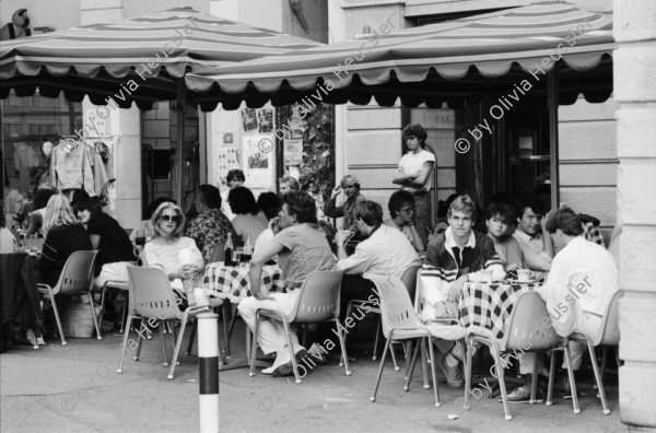 Image of sheet 19830200 photo 20: Walter's Head Shop. Utensilien Kokain. Löffel. Strassenszenen Leute sitzen im Café. Bellevue Night Club Mascotte. ABM Cinema corso. Goethestrasse Göthestrasse Mädchen sitzt am Fenster Lunch-checks
Plakat für den Frieden gegen Flugmeeting. Kind Mann trägt eingepacktes Sturmgewehr. Waffe Gewehr Zürich 1983