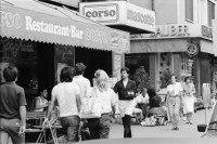 Image of sheet 19830200 photo 21: Walter's Head Shop. Utensilien Kokain. Löffel. Strassenszenen Leute sitzen im Café. Bellevue Night Club Mascotte. ABM Cinema corso. Goethestrasse Göthestrasse Mädchen sitzt am Fenster Lunch-checks
Plakat für den Frieden gegen Flugmeeting. Kind Mann trägt eingepacktes Sturmgewehr. Waffe Gewehr Zürich 1983
