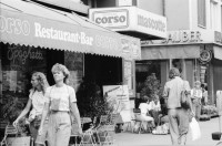Image of sheet 19830200 photo 23: Walter's Head Shop. Utensilien Kokain. Löffel. Strassenszenen Leute sitzen im Café. Bellevue Night Club Mascotte. ABM Cinema corso. Goethestrasse Göthestrasse Mädchen sitzt am Fenster Lunch-checks
Plakat für den Frieden gegen Flugmeeting. Kind Mann trägt eingepacktes Sturmgewehr. Waffe Gewehr Zürich 1983