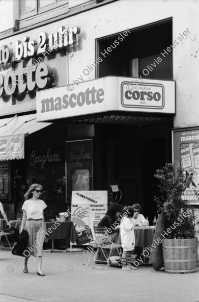 Image of sheet 19830200 photo 26: Walter's Head Shop. Utensilien Kokain. Löffel. Strassenszenen Leute sitzen im Café. Bellevue Night Club Mascotte. ABM Cinema corso. Goethestrasse Göthestrasse Mädchen sitzt am Fenster Lunch-checks
Plakat für den Frieden gegen Flugmeeting. Kind Mann trägt eingepacktes Sturmgewehr. Waffe Gewehr Zürich 1983