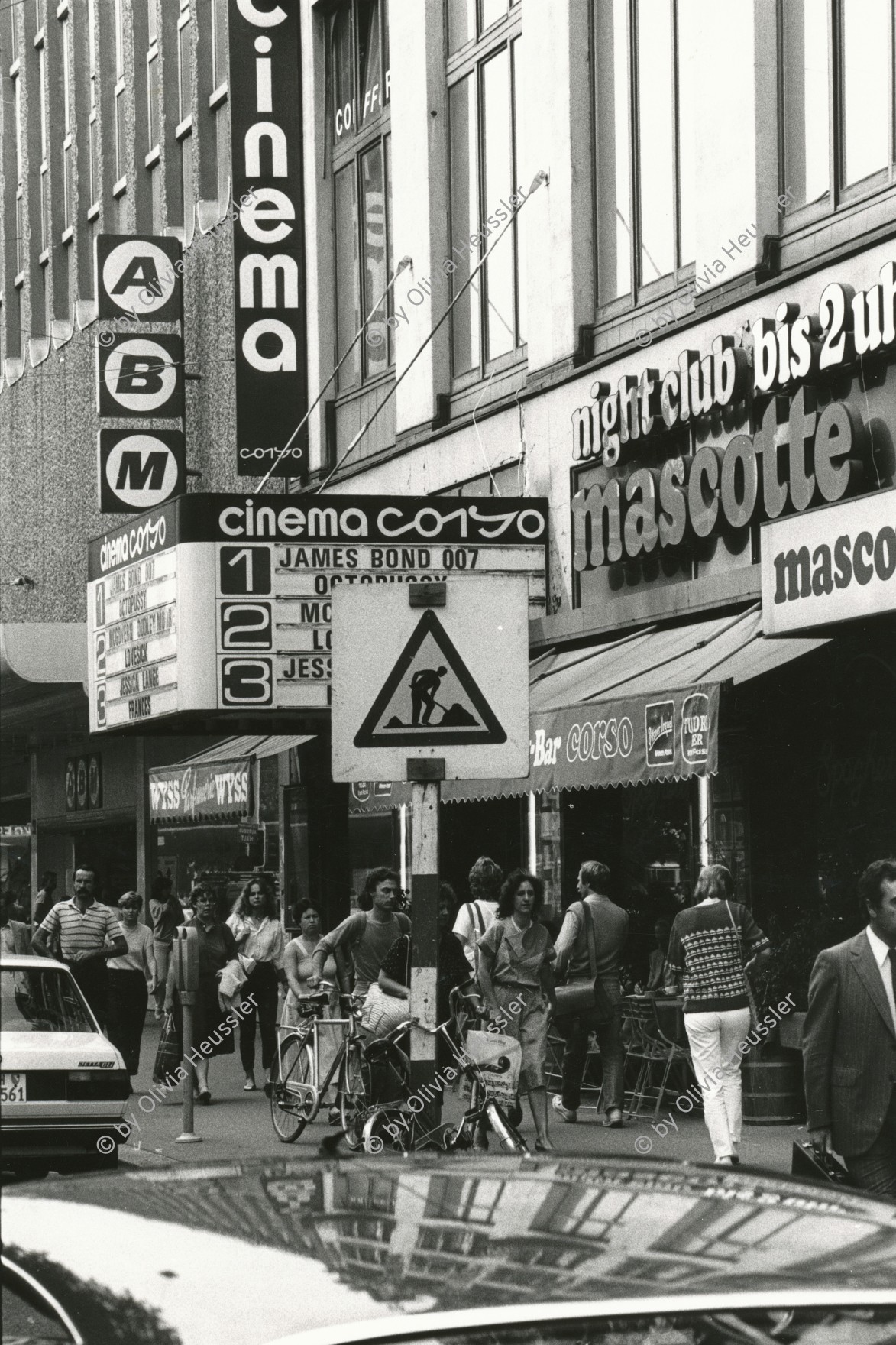 Image of sheet 19830200 photo 28: Strassenszenen Leute sitzen im Café. Bellevue Night Club Mascotte. ABM Cinema corso. Goethestrasse Göthestrasse
Zürich 1983 √