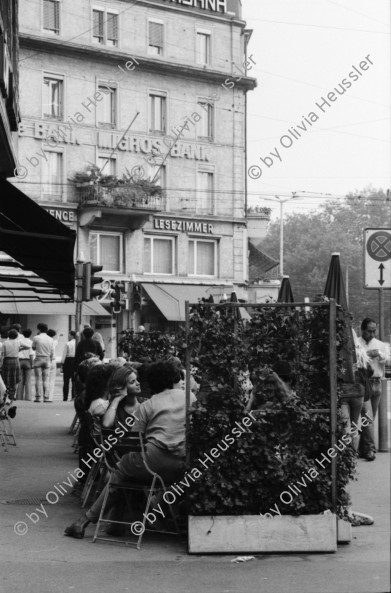 Image of sheet 19830200 photo 30: Walter's Head Shop. Utensilien Kokain. Löffel. Strassenszenen Leute sitzen im Café. Bellevue Night Club Mascotte. ABM Cinema corso. Goethestrasse Göthestrasse Mädchen sitzt am Fenster Lunch-checks
Plakat für den Frieden gegen Flugmeeting. Kind Mann trägt eingepacktes Sturmgewehr. Waffe Gewehr Zürich 1983