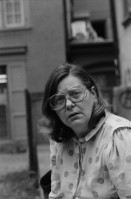 Image of sheet 19830210 photo 19: Portrait Dora Koster in der Altstadt, Zürich 1983.