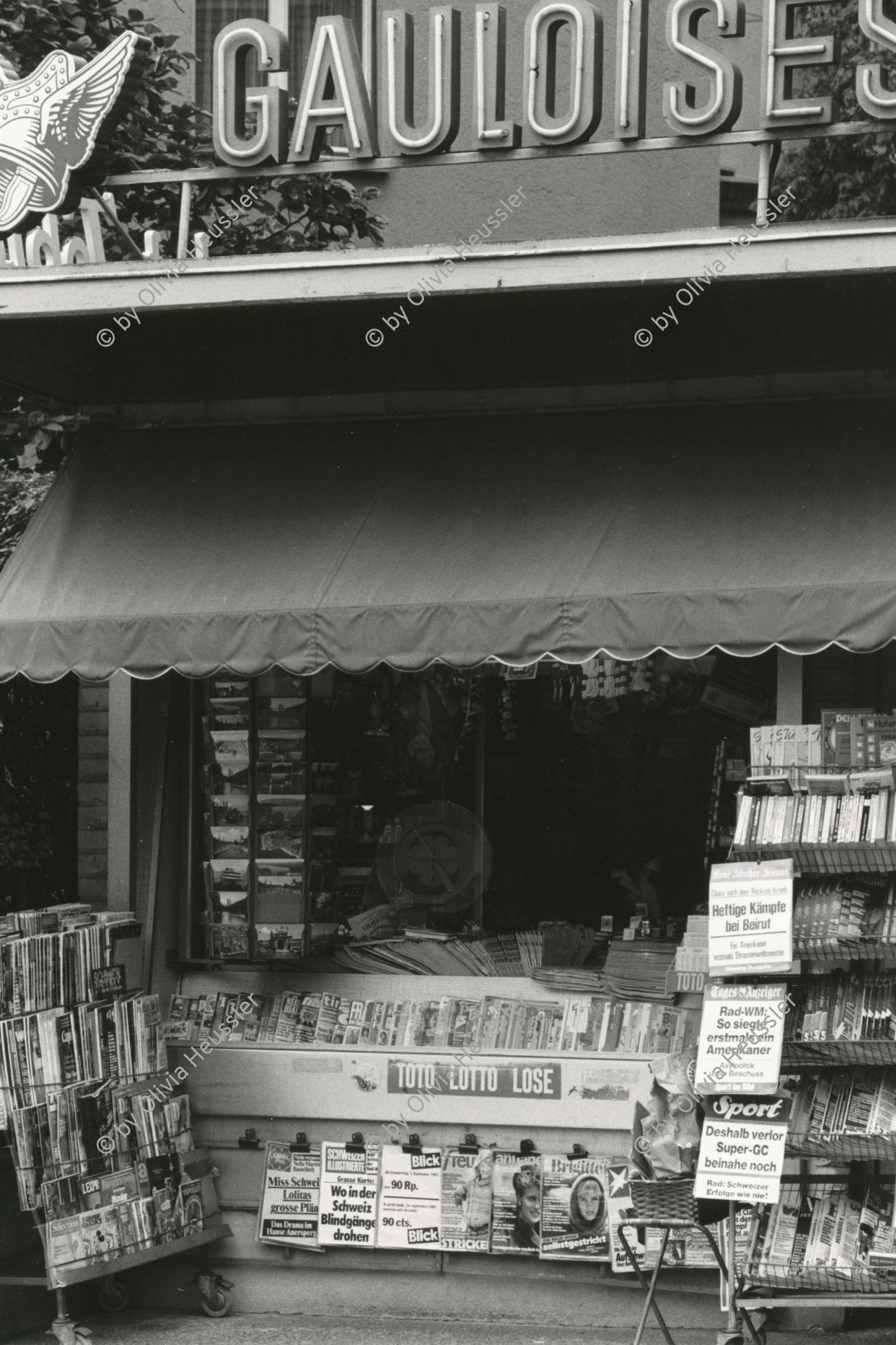 Image of sheet 19830210 photo 27: Kiosk Goldbrunnenplatz Zigaretten Gauloises Reklame Zürich 1983 √