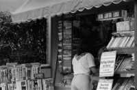 Image of sheet 19830210 photo 28: Reportage während Praktikum bei Blick. Kiosk Arbeitsraum Innen. Goldbrunnenplatz Gauloises Reklame Portrait Dora Koster in der Altstadt. Paradeplatz für Alphorn bläser. Alphorn Zürich 1983 sound concert music Downtown Schweiz Switzerland swiss Europe typical cigars publicity werbung stage
