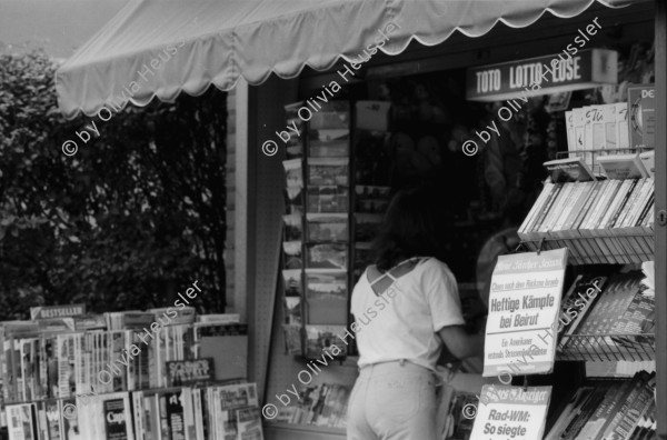 Image of sheet 19830210 photo 28: Reportage während Praktikum bei Blick. Kiosk Arbeitsraum Innen. Goldbrunnenplatz Gauloises Reklame Portrait Dora Koster in der Altstadt. Paradeplatz für Alphorn bläser. Alphorn Zürich 1983 sound concert music Downtown Schweiz Switzerland swiss Europe typical cigars publicity werbung stage