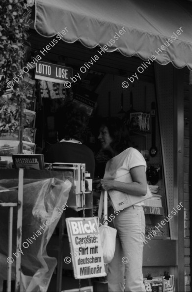 Image of sheet 19830210 photo 29: Reportage während Praktikum bei Blick. Kiosk Arbeitsraum Innen. Goldbrunnenplatz Gauloises Reklame Portrait Dora Koster in der Altstadt. Paradeplatz für Alphorn bläser. Alphorn Zürich 1983 sound concert music Downtown Schweiz Switzerland swiss Europe typical cigars publicity werbung stage