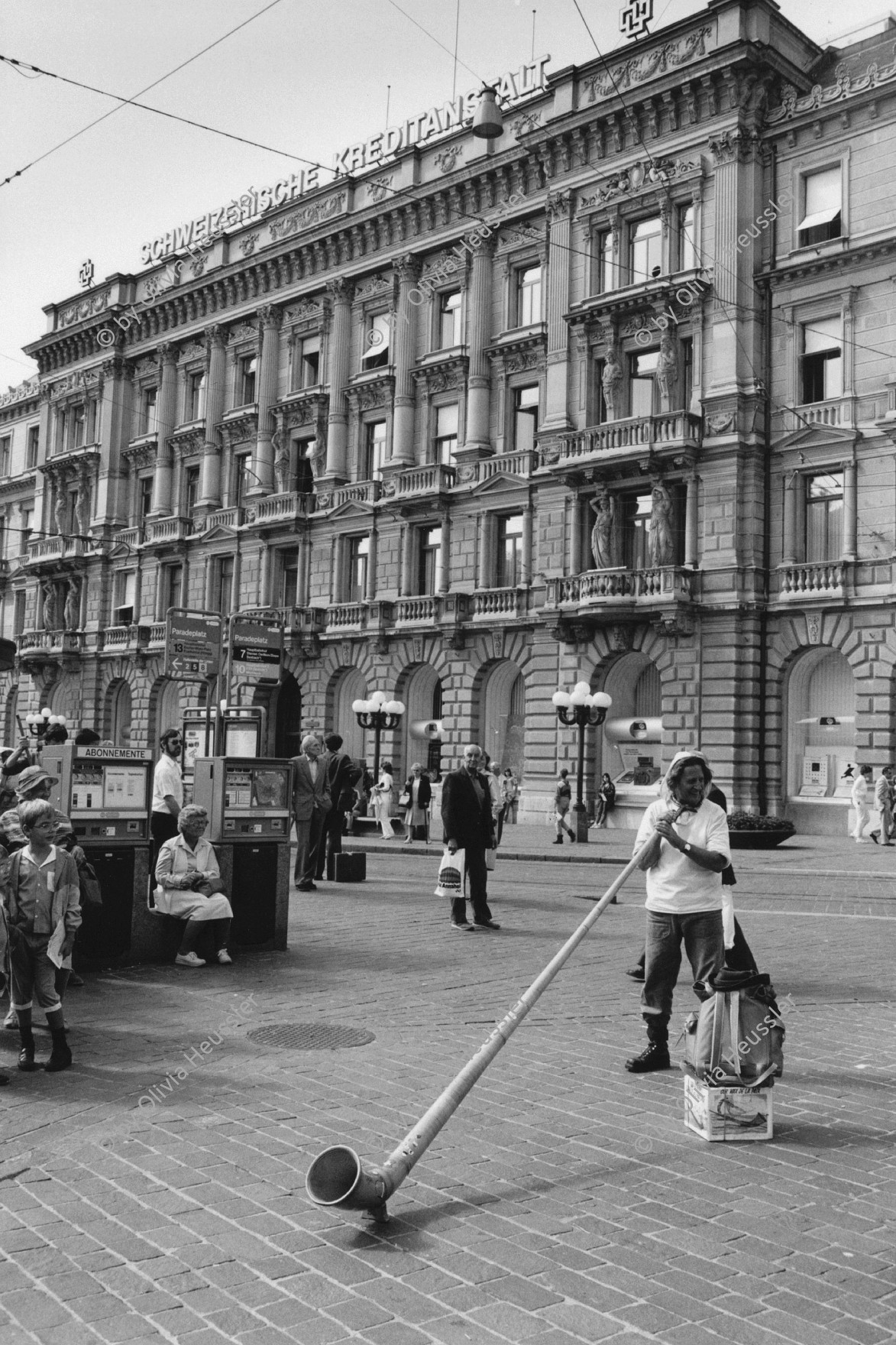 Image of sheet 19830210 photo 4: Ein Alphorn bläser auf dem Zürcher Paradeplatz. 09.83 Zürich 1983 √ Schweiz tourist music typical sound Alphorn instrument Swiss Schweiz Switzerland