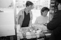 Image of sheet 19830210 photo 35: Reportage während Praktikum bei Blick. Kiosk Arbeitsraum Innen. Goldbrunnenplatz Gauloises Reklame Portrait Dora Koster in der Altstadt. Paradeplatz für Alphorn bläser. Alphorn Zürich 1983 sound concert music Downtown Schweiz Switzerland swiss Europe typical cigars publicity werbung stage