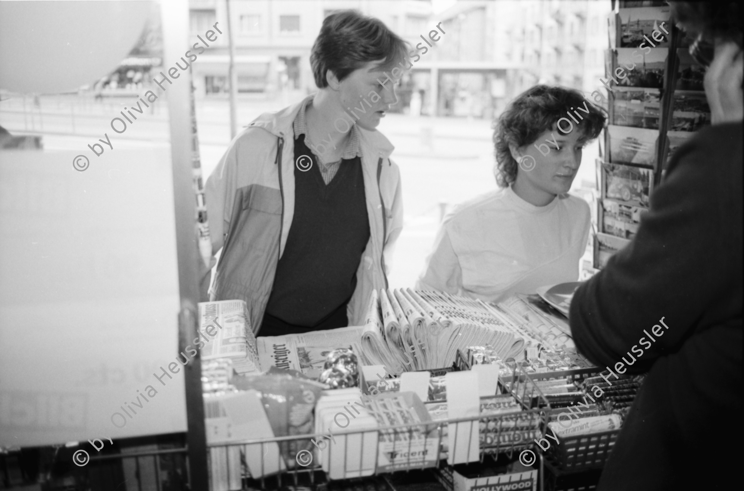 Image of sheet 19830210 photo 35: Reportage während Praktikum bei Blick. Kiosk Arbeitsraum Innen. Goldbrunnenplatz Gauloises Reklame Portrait Dora Koster in der Altstadt. Paradeplatz für Alphorn bläser. Alphorn Zürich 1983 sound concert music Downtown Schweiz Switzerland swiss Europe typical cigars publicity werbung stage