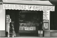 Image of sheet 19830210 photo 37: Kiosk Goldbrunnenplatz Zigaretten Gauloises Reklame Zeitschriften Ständer Zürich 1983 √