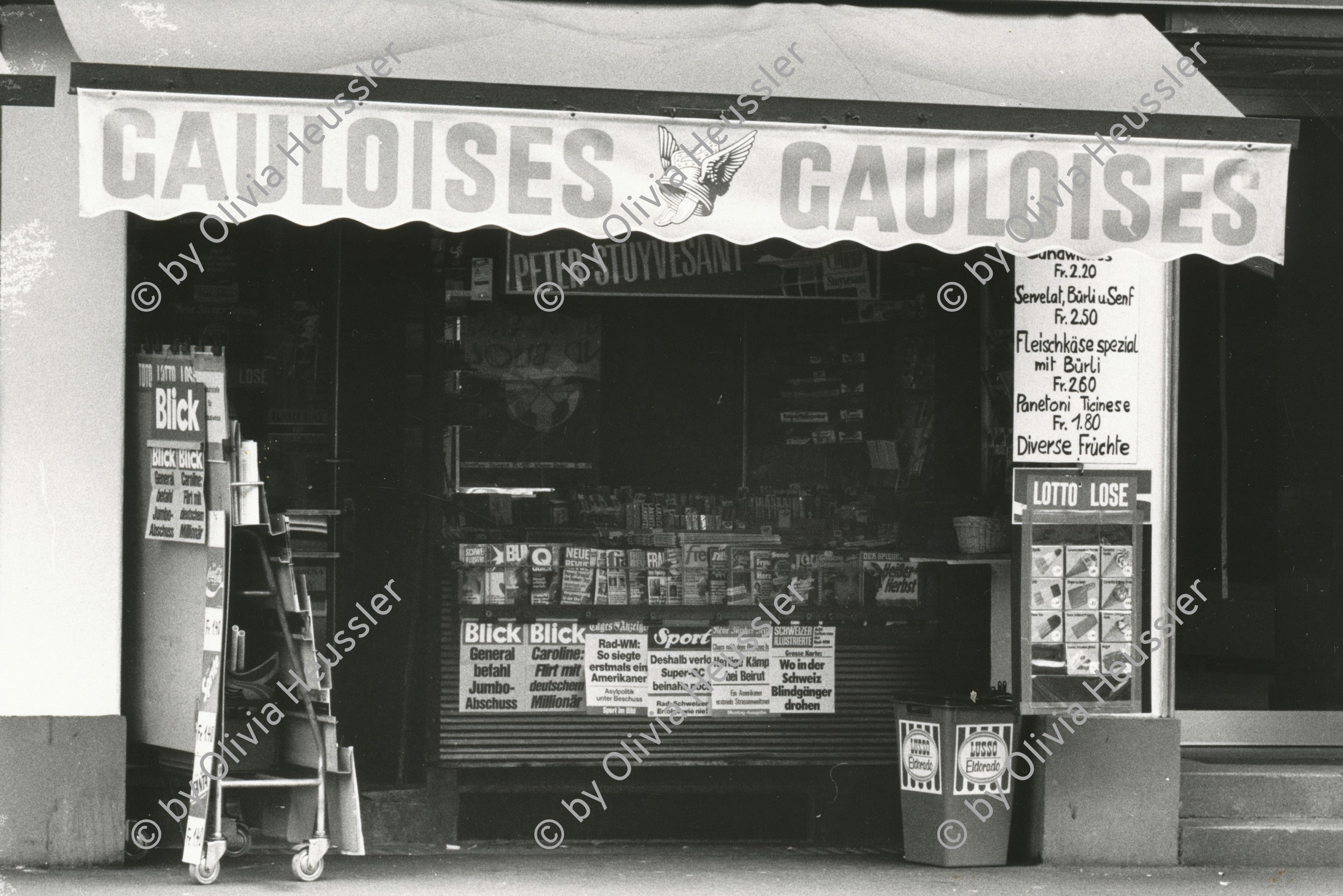 Image of sheet 19830210 photo 37: Kiosk Goldbrunnenplatz Zigaretten Gauloises Reklame Zeitschriften Ständer Zürich 1983 √
