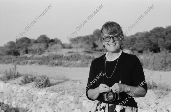 Image of sheet 19830230 photo 15: Enten im Teich bei Murcia. Nachts. Palmen sind mit Eisen befestigt. Portrait Hey Heussler und Ruth Guggenheim- Heussler. Olivia Kirchturmspitz. Fiesta de la Merced Barcelona. Heilige Jungfrau Maria wird durch die Menge getragen. Explosionen von Feuerwerkskörper. Barcelona Spanien 1983
La Mercè (Catalan pronunciation: [ɫə mərˈsɛ]) is the annual festival (festa major in Catalan) of the city of Barcelona in Catalonia, Spain. It has been an official city holiday since 1871, when the local government first organized a program of special activities to observe the Roman Catholic feast day of Our Lady of Mercy, La Mare de Déu de la Mercè in Catalan. Although the actual feast day is September 24, the festivities begin a few days beforehand