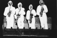 Image of sheet 19830240 photo 15: Fiesta de la Merced. Blas Musiker aus Frankreich Urban Sax spielnd herunter in die Menge. Barcelona Spanien 1983 √