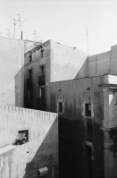 Image of sheet 19830240 photo 27: frtsg. 830230 Fiesta de la Merced. Picasso Kopf aus Karton wird durch die Menge getragen. An der beleuchteten hausfassade klettern Blas Musiker aus Frankreich Urban Sax spielend herunter in die Menge. Sie treffen sich auf der Bühne. Catalanische Flagge. Rot Orange Streifen. Zuschauer Innen Altes Paar. Strassenszenen. Amnistia FAPP. Häuser etc. Columbus Monument
Plaça del Portal de la Pau, 08039 Barcelona, Spanien 1983