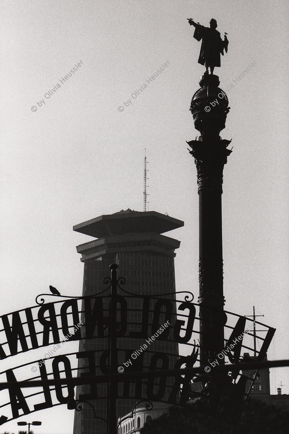 Image of sheet 19830240 photo 31: szene in Barcelona. Sicht auf ein Hochhaus und Denkmal für Columbus Monument
Plaça del Portal de la Pau, 08039 Barcelona, Spanien. 1983 √