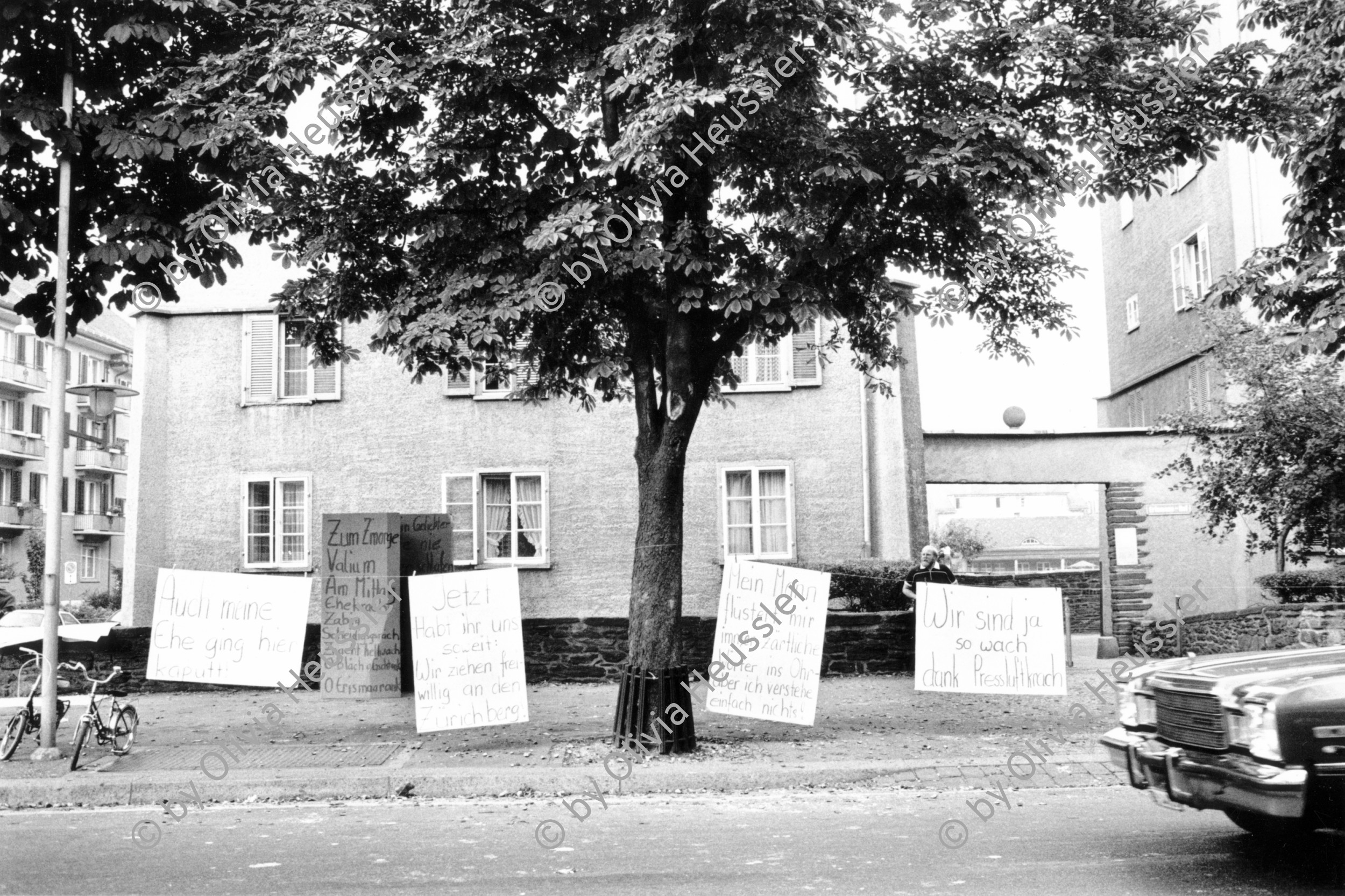 Image of sheet 19830250 photo 25: Protest gegen Verkehrslärm am Stauffacherstrasse im Erismannhof. Lasst uns ficken bevor wir ersticken. Bürger Innen Aktion gegen Verkehrs lärm. protest √ swiss Schweiz Switzerland Europe Kreis 4 vier Aussersihl