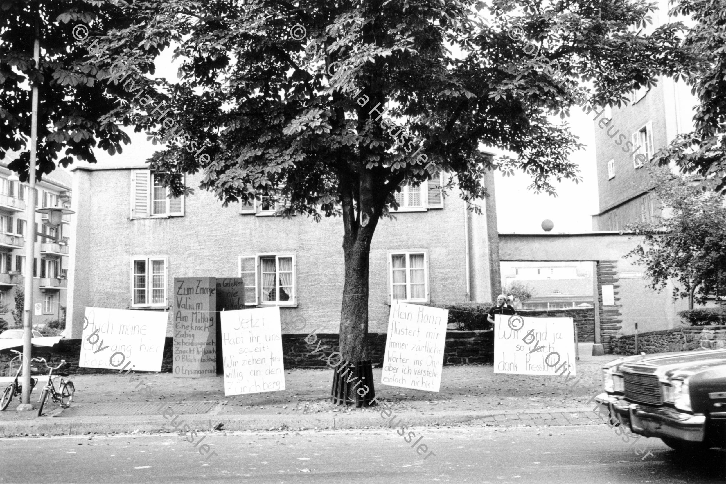 Image of sheet 19830250 photo 25: Protest gegen Verkehrslärm am Stauffacherstrasse im Erismannhof. Lasst uns ficken bevor wir ersticken. Bürger Innen Aktion gegen Verkehrs lärm. protest √ swiss Schweiz Switzerland Europe Kreis 4 vier Aussersihl