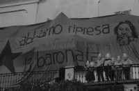 Image of sheet 19830260 photo 10: Besetzung der Villa Baronata durch Zürcher Aktivisten Libertäre wo Bakunin gewohnt hat. Masken Bakunin. Abbiamo ripresa la Baronata. Doppelbelichtung
Michail Alexandrowitsch Bakunin (russisch Михаил Александрович Бакунин, wiss. Transliteration Michail Aleksandrovič Bakunin; * 18. Maijul./ 30. Mai 1814greg. in Prjamuchino, Oblast Twer; † 1. Juli 1876 in Bern) war ein russischer Revolutionär und Anarchist. Er gilt als einer der einflussreichsten Denker, Aktivisten und Organisatoren der anarchistischen Bewegung.

Ticino Tessin Minusio Schweiz Bakounin 1983