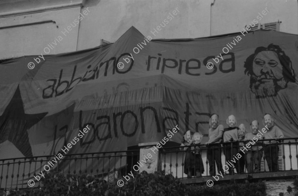 Image of sheet 19830260 photo 10: Besetzung der Villa Baronata durch Zürcher Aktivisten Libertäre wo Bakunin gewohnt hat. Masken Bakunin. Abbiamo ripresa la Baronata. Doppelbelichtung
Michail Alexandrowitsch Bakunin (russisch Михаил Александрович Бакунин, wiss. Transliteration Michail Aleksandrovič Bakunin; * 18. Maijul./ 30. Mai 1814greg. in Prjamuchino, Oblast Twer; † 1. Juli 1876 in Bern) war ein russischer Revolutionär und Anarchist. Er gilt als einer der einflussreichsten Denker, Aktivisten und Organisatoren der anarchistischen Bewegung.

Ticino Tessin Minusio Schweiz Bakounin 1983