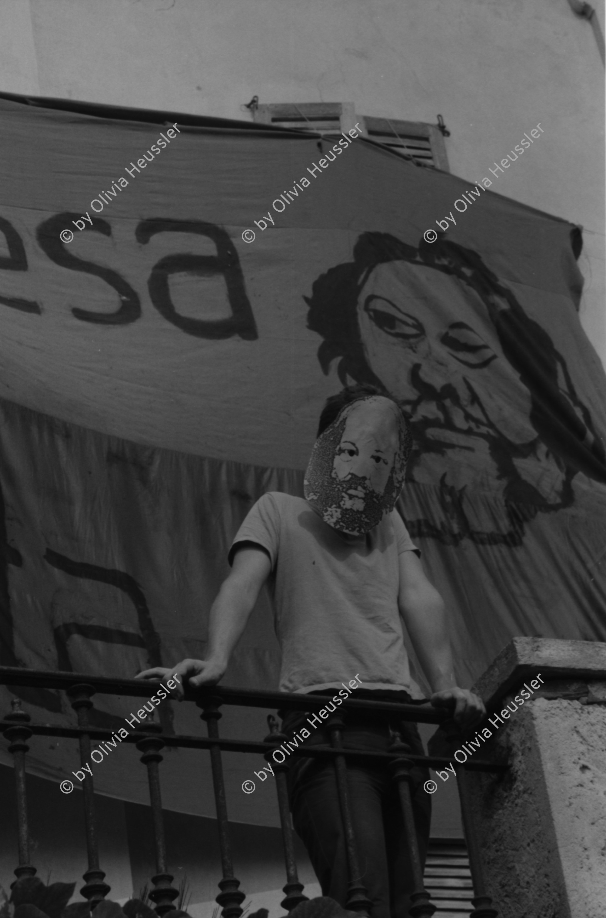 Image of sheet 19830260 photo 18: Besetzung der Villa Baronata durch Zürcher Aktivisten Libertäre wo Bakunin gewohnt hat. Masken Bakunin. Abbiamo ripresa la Baronata. Doppelbelichtung
Michail Alexandrowitsch Bakunin (russisch Михаил Александрович Бакунин, wiss. Transliteration Michail Aleksandrovič Bakunin; * 18. Maijul./ 30. Mai 1814greg. in Prjamuchino, Oblast Twer; † 1. Juli 1876 in Bern) war ein russischer Revolutionär und Anarchist. Er gilt als einer der einflussreichsten Denker, Aktivisten und Organisatoren der anarchistischen Bewegung.

Ticino Tessin Minusio Schweiz Bakounin 1983