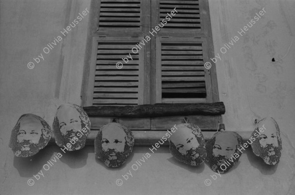 Image of sheet 19830260 photo 21: Besetzung der Villa Baronata durch Zürcher Aktivisten Libertäre wo Bakunin gewohnt hat. Masken Bakunin. Abbiamo ripresa la Baronata. Doppelbelichtung
Michail Alexandrowitsch Bakunin (russisch Михаил Александрович Бакунин, wiss. Transliteration Michail Aleksandrovič Bakunin; * 18. Maijul./ 30. Mai 1814greg. in Prjamuchino, Oblast Twer; † 1. Juli 1876 in Bern) war ein russischer Revolutionär und Anarchist. Er gilt als einer der einflussreichsten Denker, Aktivisten und Organisatoren der anarchistischen Bewegung.

Ticino Tessin Minusio Schweiz Bakounin 1983