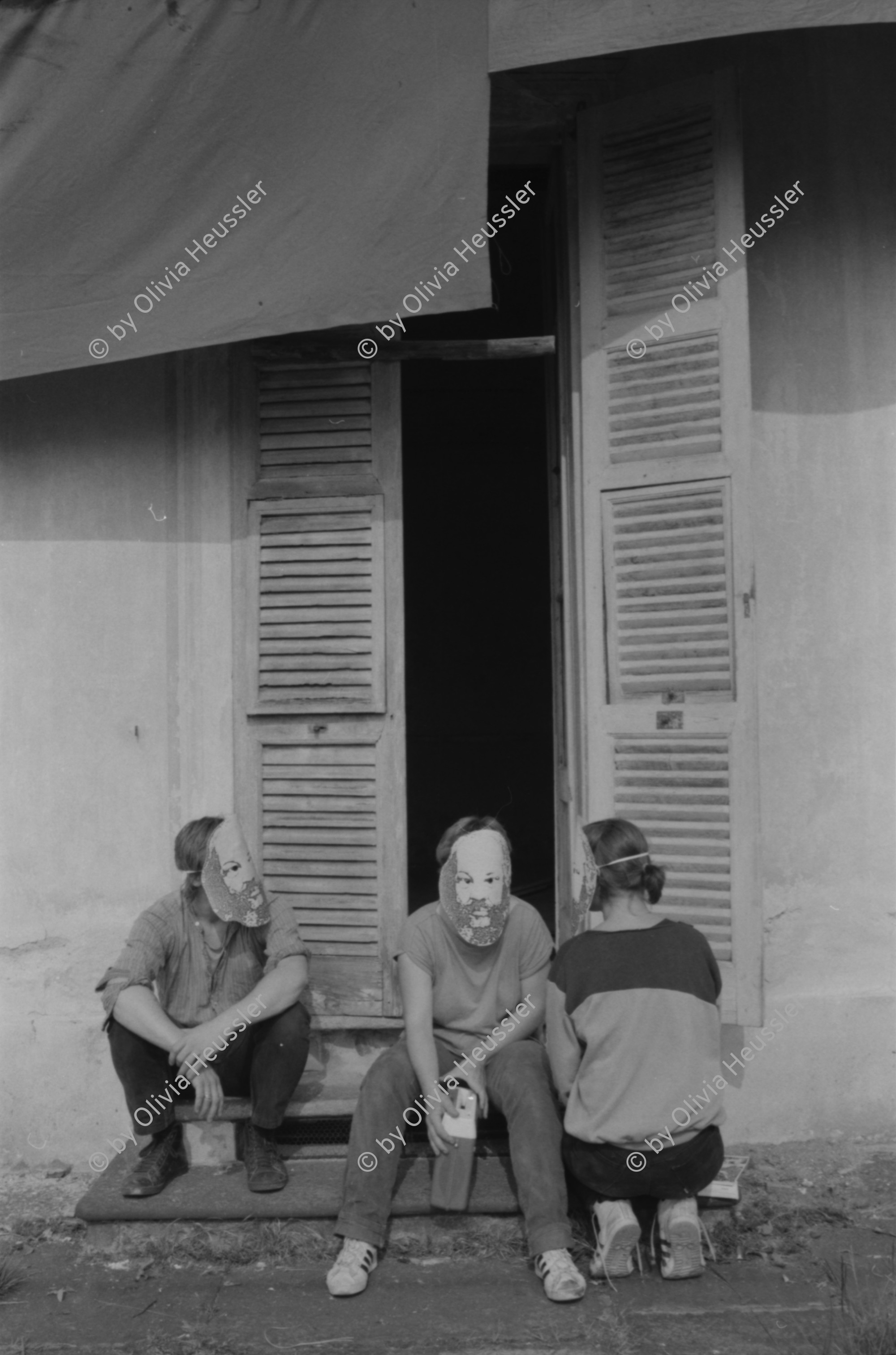 Image of sheet 19830260 photo 25: Besetzung der Villa Baronata durch Zürcher Aktivisten Libertäre wo Bakunin gewohnt hat. Masken Bakunin. Abbiamo ripresa la Baronata. Doppelbelichtung
Michail Alexandrowitsch Bakunin (russisch Михаил Александрович Бакунин, wiss. Transliteration Michail Aleksandrovič Bakunin; * 18. Maijul./ 30. Mai 1814greg. in Prjamuchino, Oblast Twer; † 1. Juli 1876 in Bern) war ein russischer Revolutionär und Anarchist. Er gilt als einer der einflussreichsten Denker, Aktivisten und Organisatoren der anarchistischen Bewegung.

Ticino Tessin Minusio Schweiz Bakounin 1983