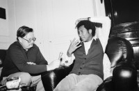 Image of sheet 19830280 photo 18: Interview mit Al Imfeld und M.J. Brunner Buateng WOZ. Stauffacher Häuser mit Transparenten.