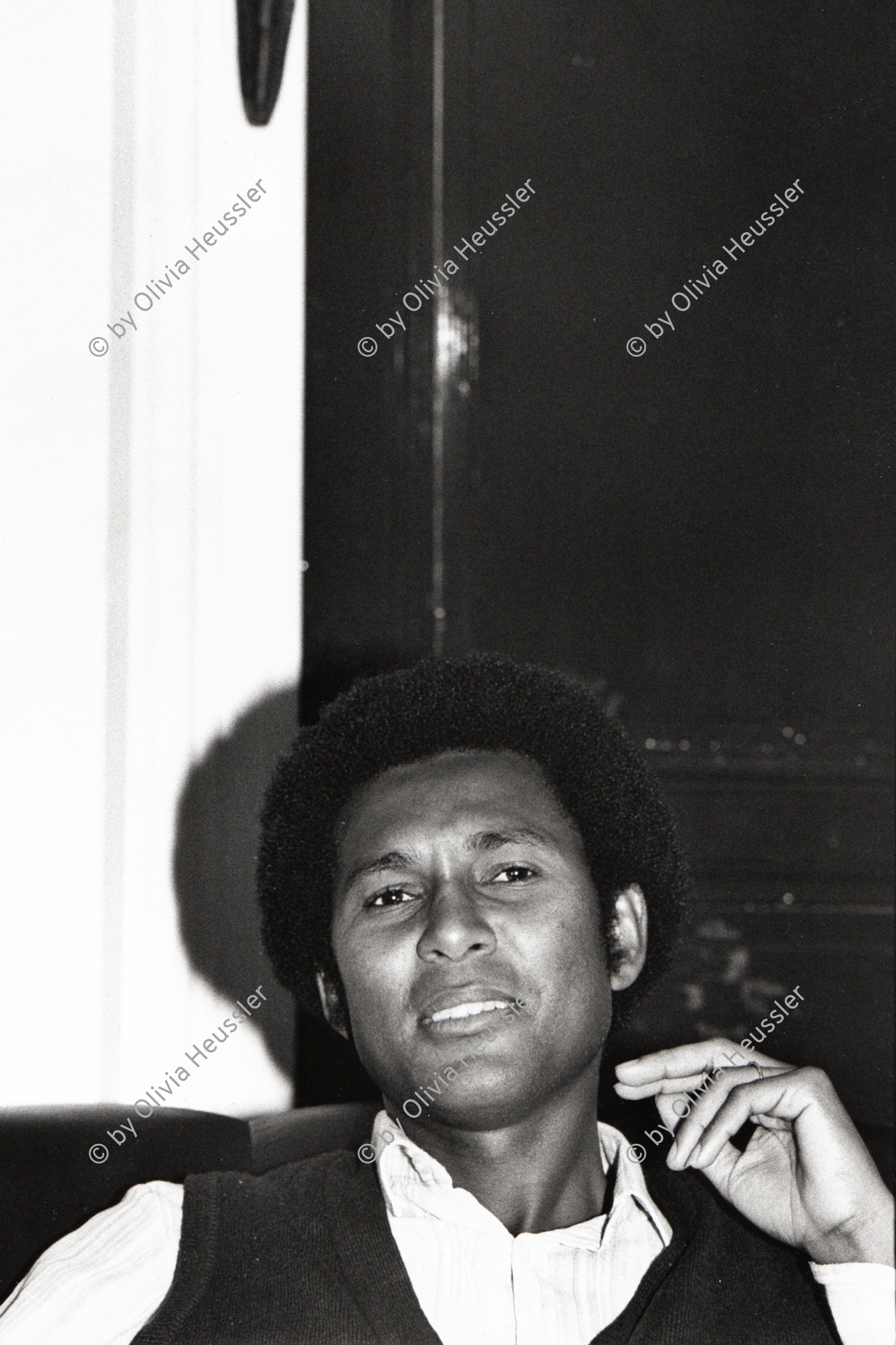 Image of sheet 19830280 photo 32: Der afrikanische Schriftsteller M.J. Brunner Buateng wärend einem Gespräch mit Al Imfeld. Zürich 1983 √