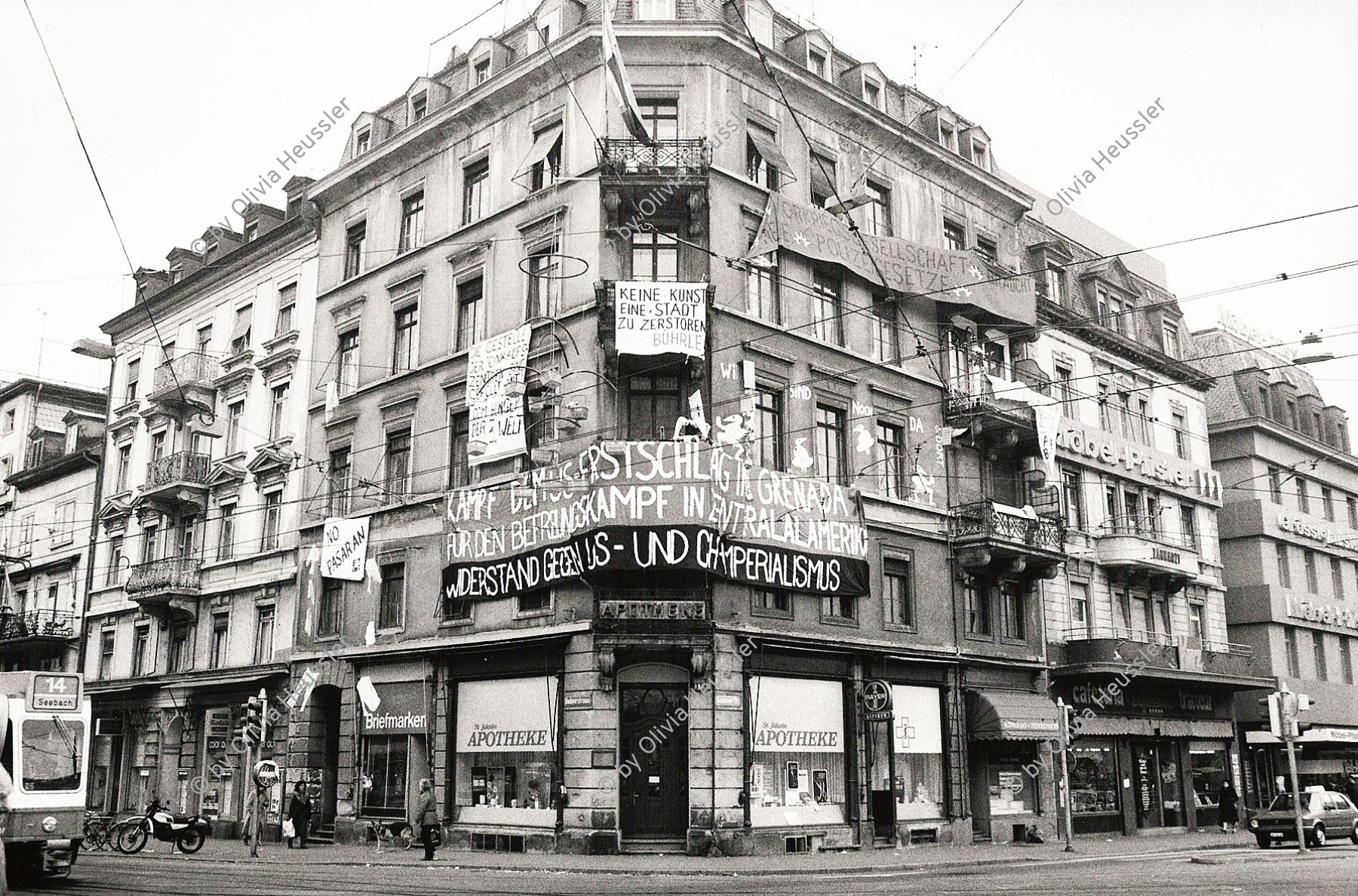 Image of sheet 19830280 photo 36: Die Stauffacher Häuser besetzt mit Transparenten. Zürich, 1983. Das Tor zu Aussersihl. √