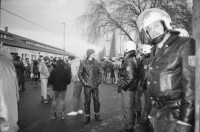 Image of sheet 19830300 photo 1: In Frankfurt Hausen ist eine Blockade gegen die Mittelstreckenraketen Depot im Gang. Die Polizei greift ein. Nachts werden die von der US- Armee bewachten Raketen in Containern weggefahren. Im Convoi fährt ein Rolls Royce 
Käthe Kollwitz Haus Strassentafel Frankfurt a. Main. Germany Deutschland 1983