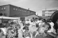 Image of sheet 19830300 photo 10: In Frankfurt Hausen ist eine Blockade gegen die Mittelstreckenraketen Depot im Gang. Die Polizei greift ein. Nachts werden die von der US- Armee bewachten Raketen in Containern weggefahren. Im Convoi fährt ein Rolls Royce 
Käthe Kollwitz Haus Strassentafel Frankfurt a. Main. Germany Deutschland 1983