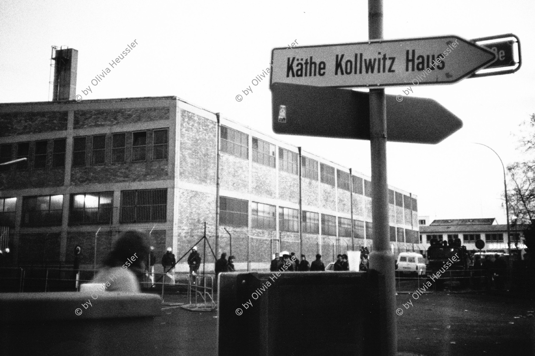 Image of sheet 19830300 photo 24: In Frankfurt Hausen ist eine Blockade gegen die stationierung von nord amerikanischen Mittelstreckenraketen Depot im Gang. Die Polizei greift ein. Nachts werden die von der US- Armee bewachten Raketen in Containern weggefahren. protest against deployment of U S Medium-range missiles
Käthe Kollwitz Haus Strassentafel Frankfurt Deutschland  West germany Europe 1983 √
© 1983, by OLIVIA HEUSSLER / www.clic.li