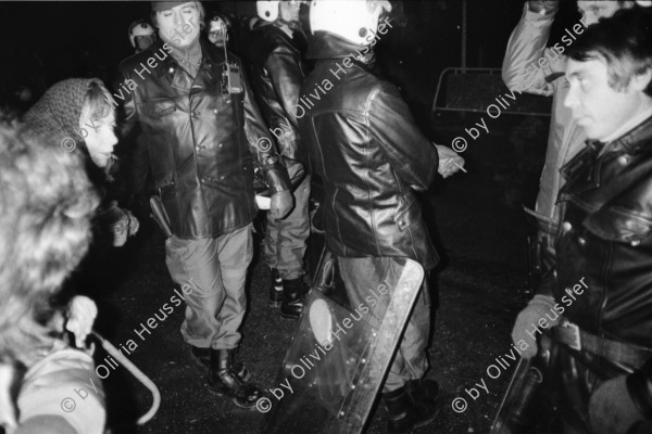 Image of sheet 19830300 photo 27: In Frankfurt Hausen ist eine Blockade gegen die Mittelstreckenraketen Depot im Gang. Die Polizei greift ein. Nachts werden die von der US- Armee bewachten Raketen in Containern weggefahren. Im Convoi fährt ein Rolls Royce 
Käthe Kollwitz Haus Strassentafel Frankfurt a. Main. Germany Deutschland 1983