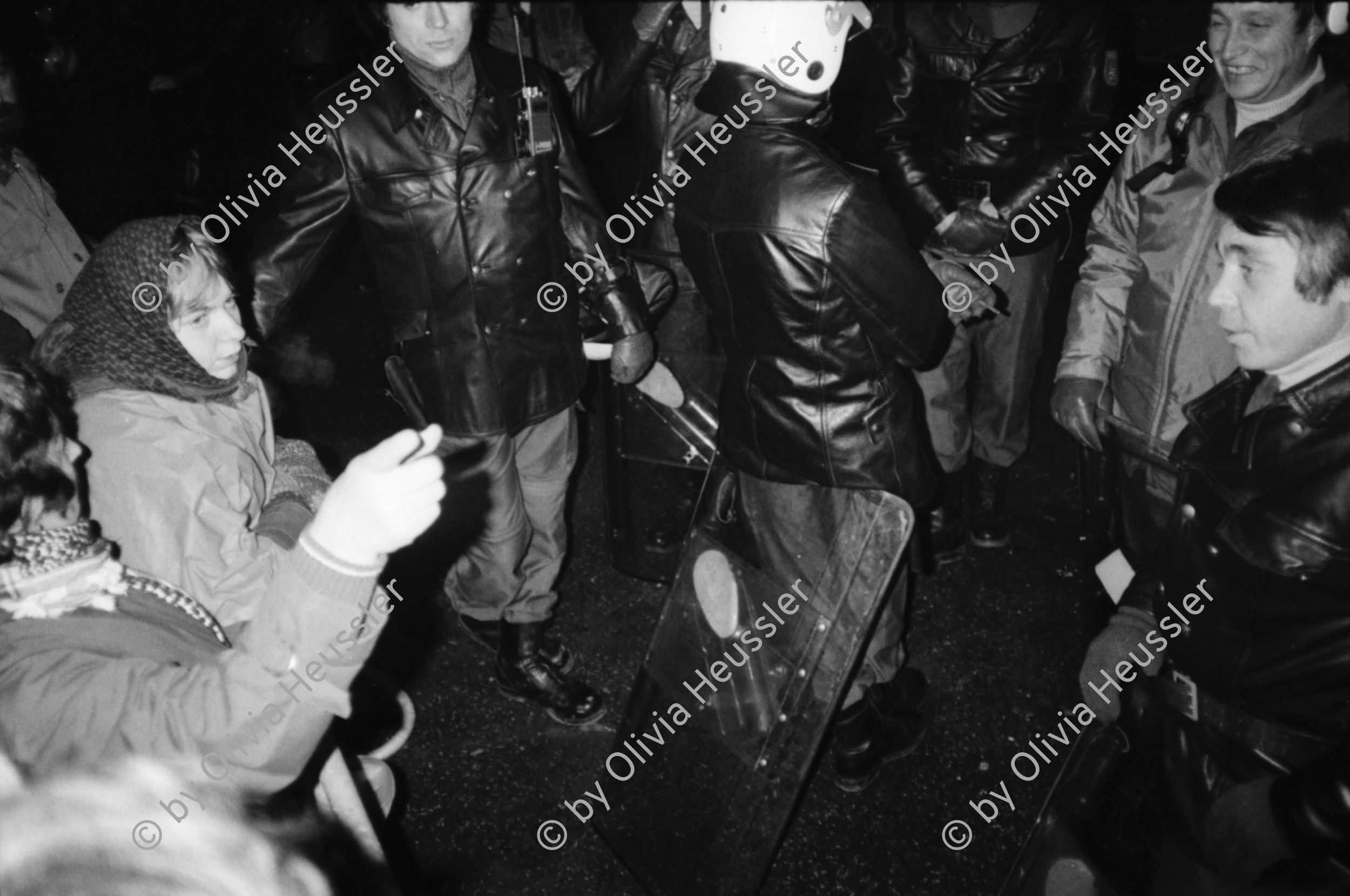 Image of sheet 19830300 photo 28: In Frankfurt Hausen ist eine Blockade gegen die Stationierung von us amerikanischen Mittelstreckenraketen im Gang. Die Polizei greift ein. Nachts werden die von der US- Armee bewachten Raketen in Containern weggefahren. protest against deployment of U S Medium-range missiles Frankfurt a. Main. Germany Deutschland 1983 
© 1983, by OLIVIA HEUSSLER / www.clic.li
