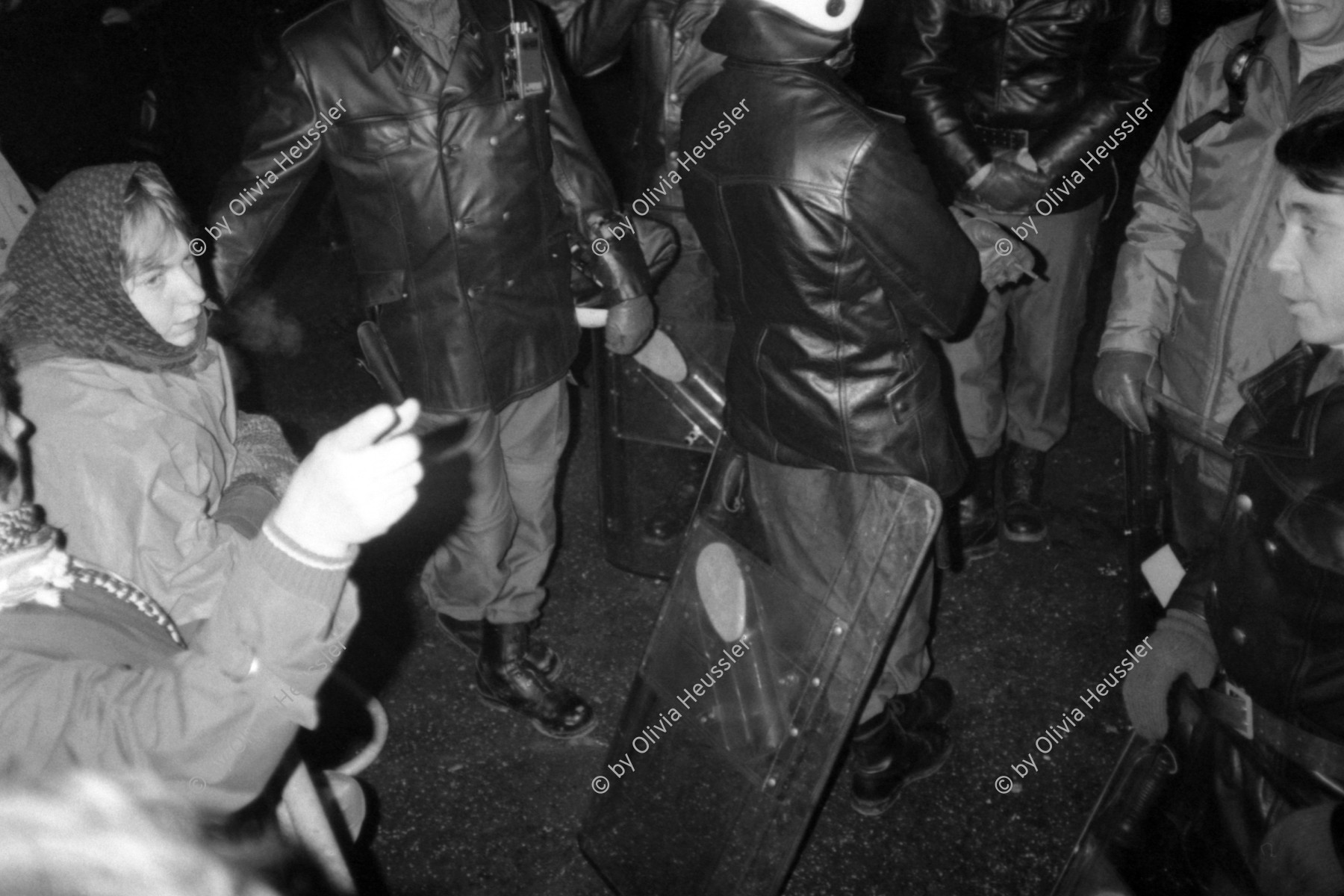 Image of sheet 19830300 photo 28: In Frankfurt Hausen ist eine Blockade gegen die Stationierung von us amerikanischen Mittelstreckenraketen im Gang. Die Polizei greift ein. Nachts werden die von der US- Armee bewachten Raketen in Containern weggefahren. protest against deployment of U S Medium-range missiles Frankfurt a. Main. Germany Deutschland 1983 
© 1983, by OLIVIA HEUSSLER / www.clic.li