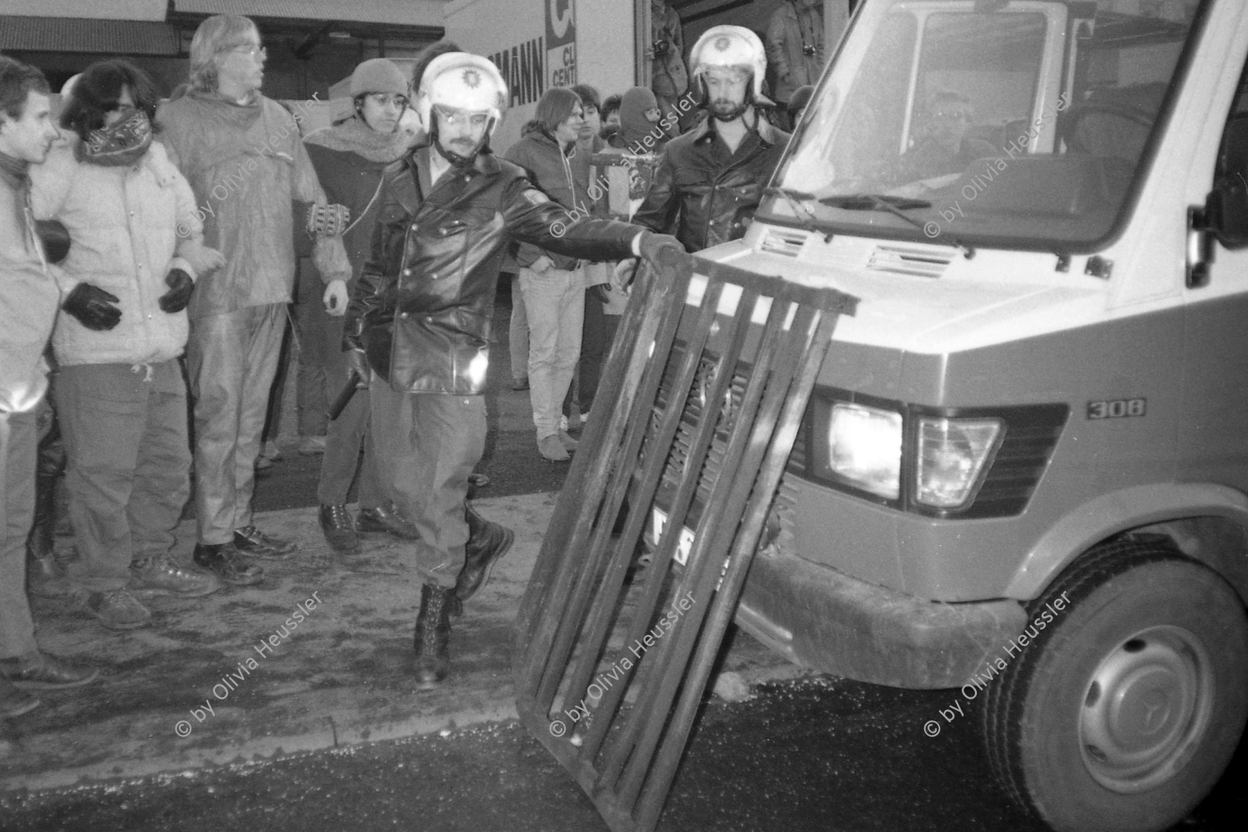 Image of sheet 19830300 photo 3: In Frankfurt Hausen ist eine Blockade gegen die Stationierung von nord amerikanischen Mittelstreckenraketen im Gang. Die Polizei greift ein. Nachts 
protest against deployment of U S Medium-range missiles
Frankfurt a. Main. Germany Deutschland 1983 √ 
© 1983, by OLIVIA HEUSSLER / www.clic.li