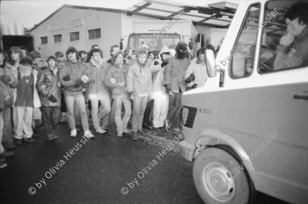 Image of sheet 19830300 photo 7: In Frankfurt Hausen ist eine Blockade gegen die Mittelstreckenraketen Depot im Gang. Die Polizei greift ein. Nachts werden die von der US- Armee bewachten Raketen in Containern weggefahren. Im Convoi fährt ein Rolls Royce 
Käthe Kollwitz Haus Strassentafel Frankfurt a. Main. Germany Deutschland 1983