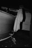 Image of sheet 19830320 photo 0: gestellte Bilder in einer ausgedienten Bar in einem leerstehenden Haus an der Badenerstrasse. Weinflasche Hut Zigarette. Besetzung Wohnen Wohnungskampf Zürich