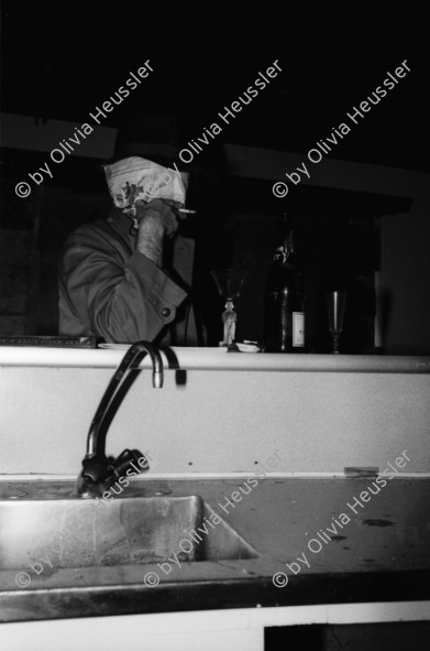 Image of sheet 19830320 photo 16: gestellte Bilder in einer ausgedienten Bar in einem leerstehenden Haus an der Badenerstrasse. Weinflasche Hut Zigarette. Besetzung Wohnen Wohnungskampf Zürich