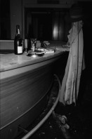 Image of sheet 19830320 photo 2: gestellte Bilder in einer ausgedienten Bar in einem leerstehenden Haus an der Badenerstrasse. Weinflasche Hut Zigarette. Besetzung Wohnen Wohnungskampf Zürich
