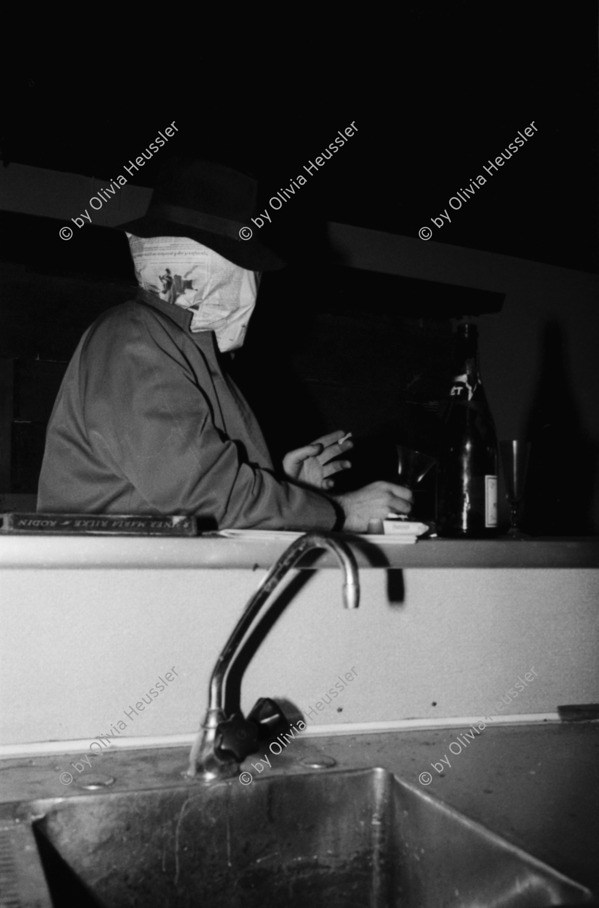 Image of sheet 19830320 photo 20: gestellte Bilder in einer ausgedienten Bar in einem leerstehenden Haus an der Badenerstrasse. Weinflasche Hut Zigarette. Besetzung Wohnen Wohnungskampf Zürich