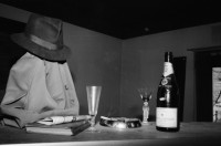 Image of sheet 19830320 photo 5: gestellte Bilder in einer ausgedienten Bar in einem leerstehenden Haus an der Badenerstrasse. Weinflasche Hut Zigarette. Besetzung Wohnen Wohnungskampf Zürich
