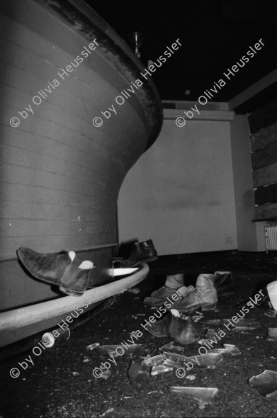 Image of sheet 19830320 photo 8: gestellte Bilder in einer ausgedienten Bar in einem leerstehenden Haus an der Badenerstrasse. Weinflasche Hut Zigarette. Besetzung Wohnen Wohnungskampf Zürich