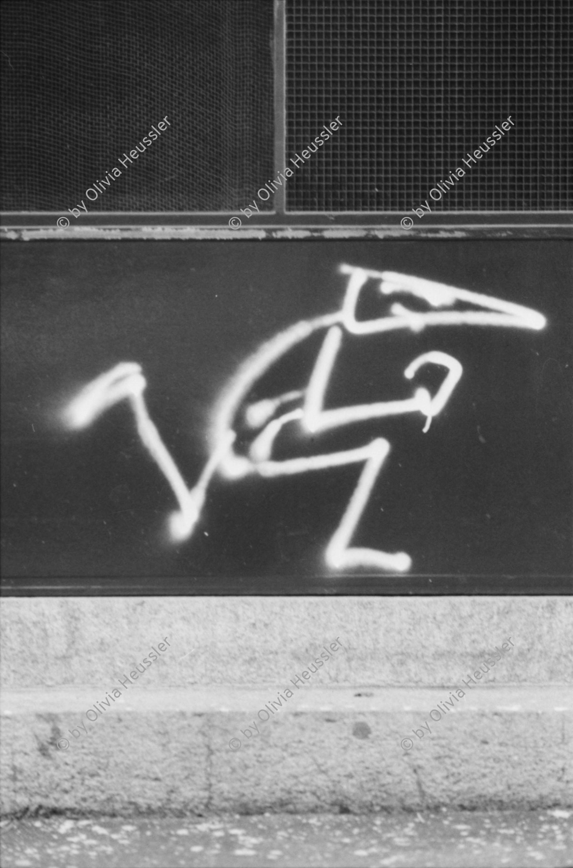 Image of sheet 19830330 photo 22: Spitzmännchen Spray Graffiti Stauffacher, Zürich 1983.