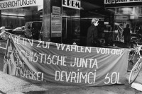 Image of sheet 19831550 photo 13: Bombenatrappe an einem Transparent:
Nein zur Wahlen von der faschistischen Junta in der Türkei
eine Aktion der: Devrimci sol
vor dem türkischen Konsulat in Zürich Kreis 3 Wiedikon. 1983 √ 
© 1983, OLIVIA HEUSSLER / www.clic.li