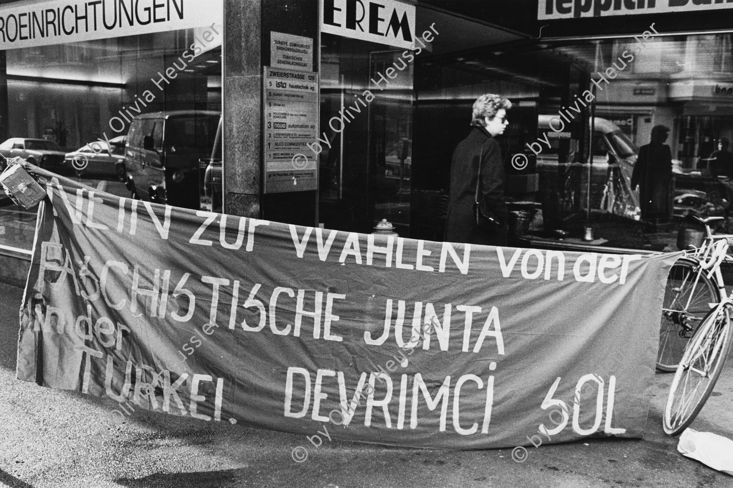 Image of sheet 19831550 photo 13: Bombenatrappe an einem Transparent:
Nein zur Wahlen von der faschistischen Junta in der Türkei
eine Aktion der: Devrimci sol
vor dem türkischen Konsulat in Zürich Kreis 3 Wiedikon. 1983 √ 
© 1983, OLIVIA HEUSSLER / www.clic.li